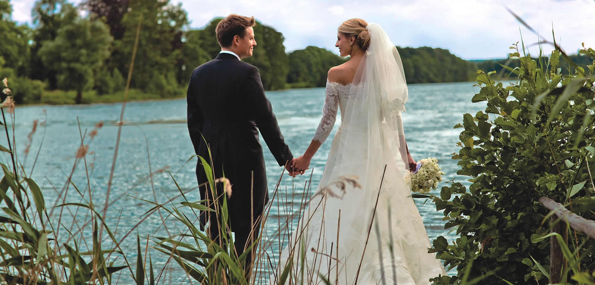 Romantic wedding at the lake